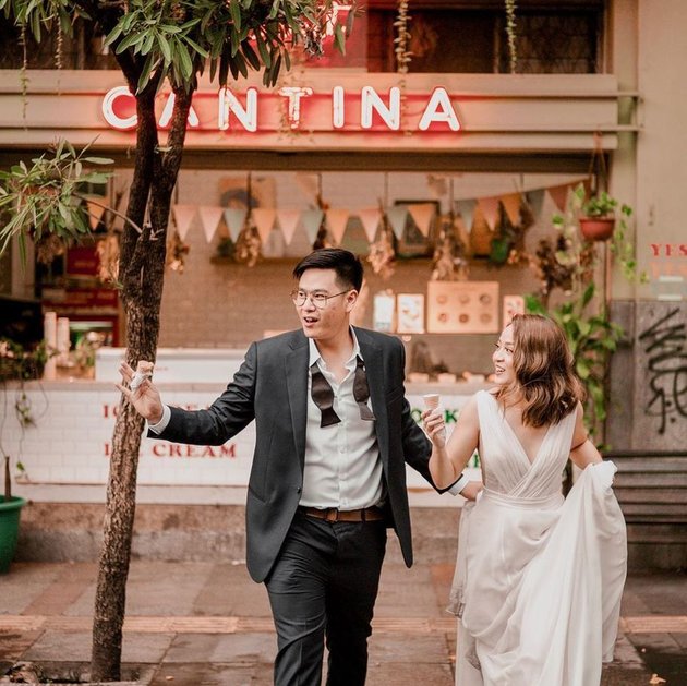 7 Photos of VJ Laissti and Her Lover's Prewedding, Unique - Perfectly Matched