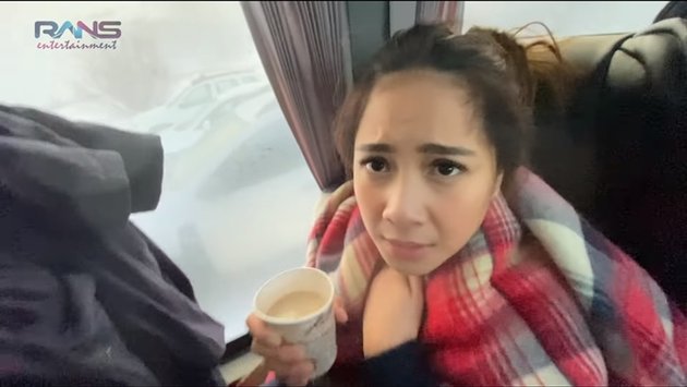 7 Photos of Raffi Ahmad and Nagita Slavina in the Middle of a Snowstorm, Freezing Until Their Faces Turn Red