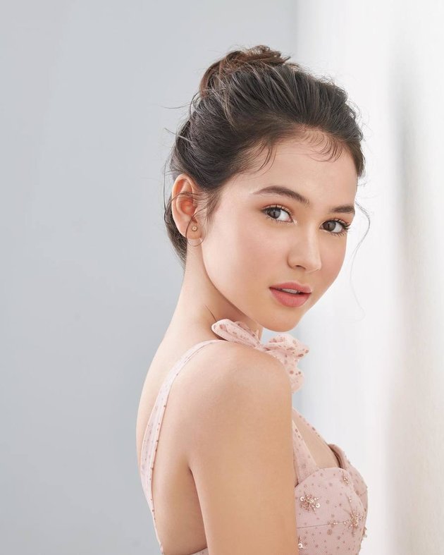 7 Photos of Sandrinna Michelle, Star of 'DJS THE MOVIE: LET ME DANCE' in Latest Photoshoot, Captivating Like a Princess Wearing Nude-colored Gown
