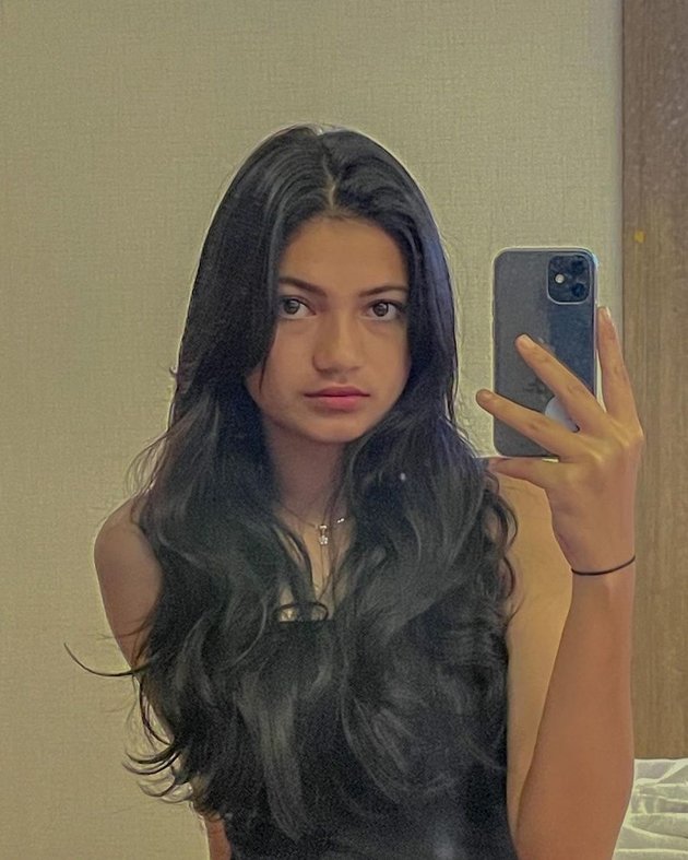 7 Photos of Queen Sofya's Selfie 'FROM THE WINDOW OF SMP', Showing Long and Beautiful Hair - Said to Resemble Haico Van der Veken