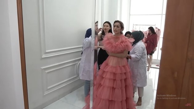 7 Fun Photos of Jessica Iskandar's Bridesmaid Dress Fitting, Including Nia Ramadhani - Gisella Anastasia