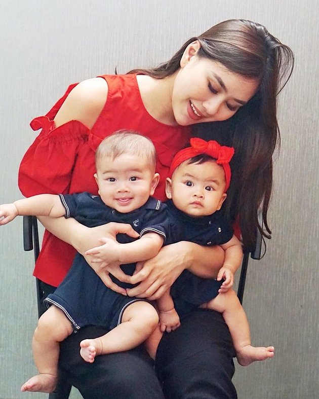 7 Photos of Syahnaz Sadiqah, the Beautiful Young Mom, and Her Twin Children, Always Compact Together with Zayn and Zunaira