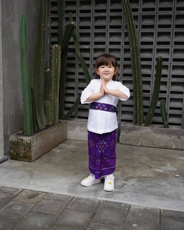 7 Photos of Vechia, Franda and Samuel Zylgwyn's Eldest Daughter, Wearing Balinese Traditional Clothes, a Cute and Adorable Little Girl