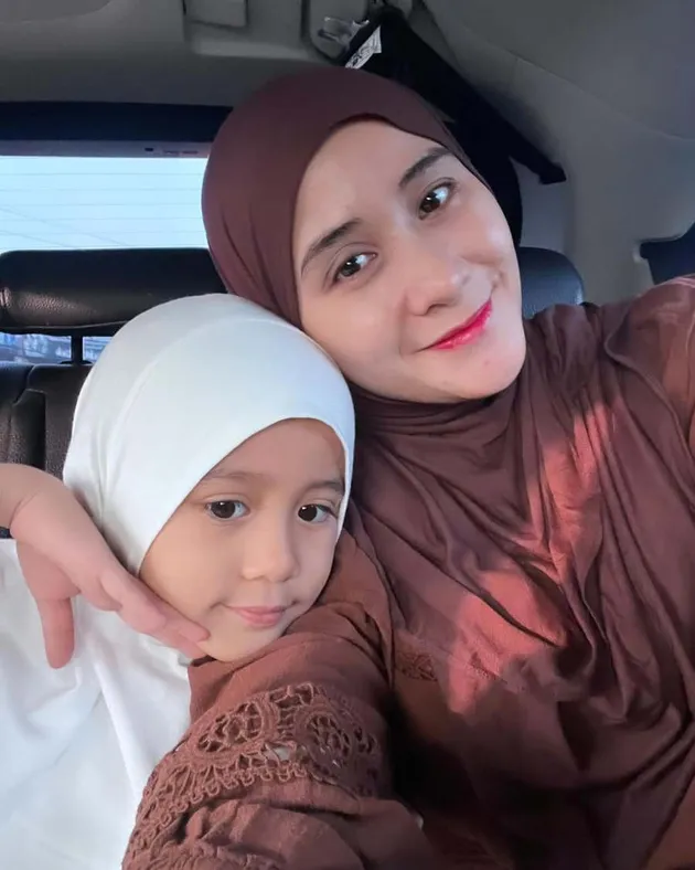 Ryana Dea selfie bersama anak perempuannya