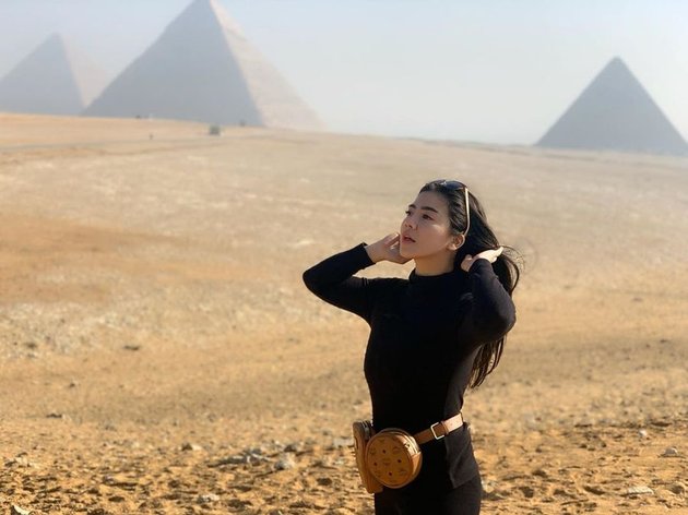 7 Styles of Felicya Angelista's Vacation in Egypt, Visiting the Pyramids with Beloved Mom Finally Realized the Dream of Touching and Leaning on One of the Wonders of the World
