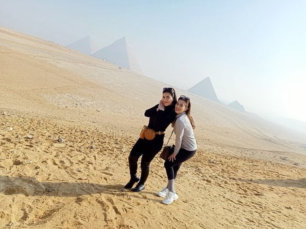 7 Styles of Felicya Angelista's Vacation in Egypt, Visiting the Pyramids with Beloved Mom Finally Realized the Dream of Touching and Leaning on One of the Wonders of the World