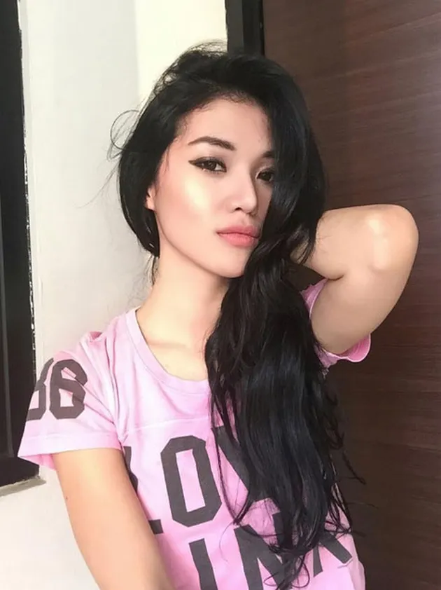 Wajah cantiknya pasti masih diingat betul oleh para penikmat musik tanah air. Ada yang bisa menebak siapakah gadis berambut panjang ini?