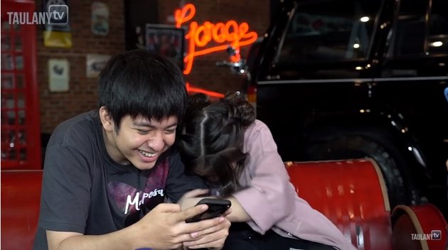 7 Sweet Interactions of Adhisty Zara and Angga Yunanda During This Interview are Adorable