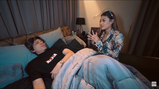 7 Intimate Moments of Aurel Hermansyah and Atta Halilintar, Fighting on the Bed - Holding Hands Down the Stairs