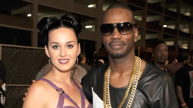 Juicy J berkontribusi besar dalam terciptanya hits Dark Horse yang dirilis Katy pada 2014. Lagu ini memuncaki chart cukup lama lho dalam catatannya!