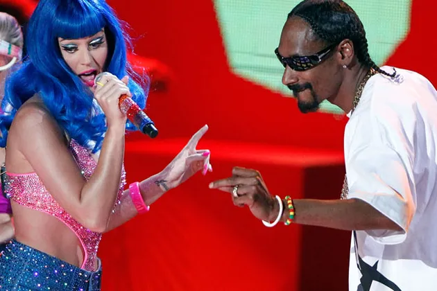 Snoop Dogg menjadi pembuka sekaligus pengisi part rap dalam single California Gurls yang dirilis mantan kekasih John Mayer ini pada tahun 2010. Masih inget?