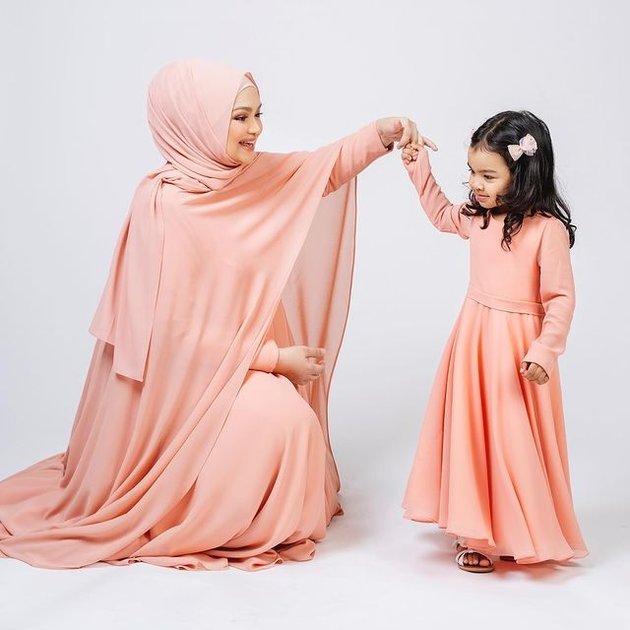 Di maternity shot kehamilan keduanya ini, Siti Nurhaliza ditemani oleh putri pertamanya, Siti Aafiyah Khalid.