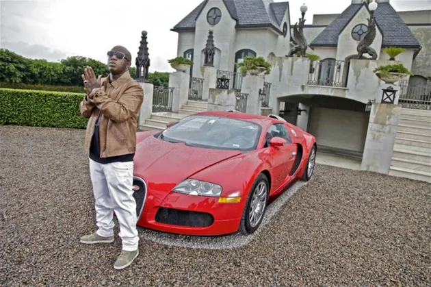 Buggati Veyron juga merupakan dambaan dari rapper Birdman, namun ia membeli mobil merah ini seharga US$ 2 juta atau sekitar 27,6 miliar rupiah.