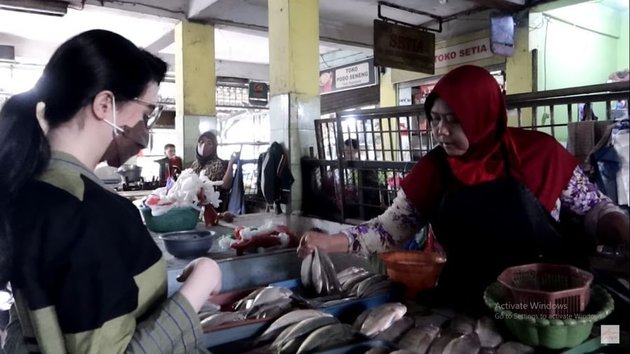 Berbelok ke bagian penjual ikan, Arumi membeli ikan kembung dan beberapa jenis ikan lainnya.
