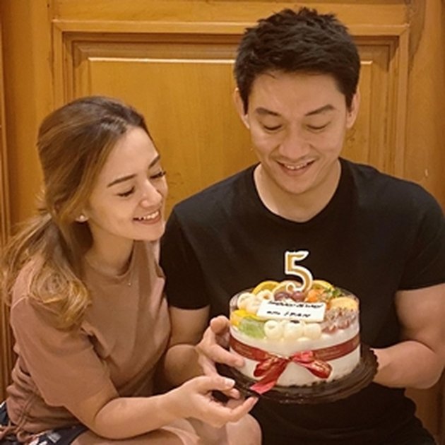 9 Moments Ifan Seventeen Blushes and Happy Receiving Surprise from Citra Monica
