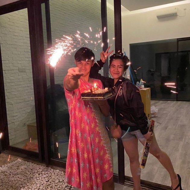 7 Moments of Caesar Hito's Birthday Fun, Getting a Sweet Surprise from Felicya Angelista - Asked to Wear a Housewife's Daster