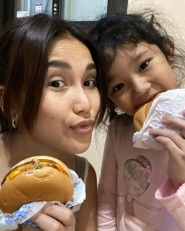 7 Compact Moments of Ayu Ting Ting with Bilqis, Doing Many Fun Activities While at Home