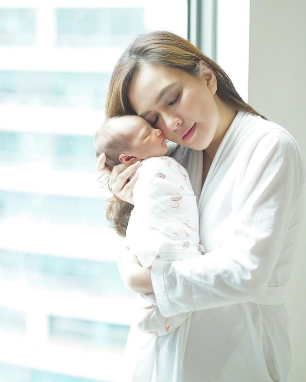 7 Sweet Moments of Shandy Aulia Taking Care of Her Child, Full of Warmth and Motherly Aura