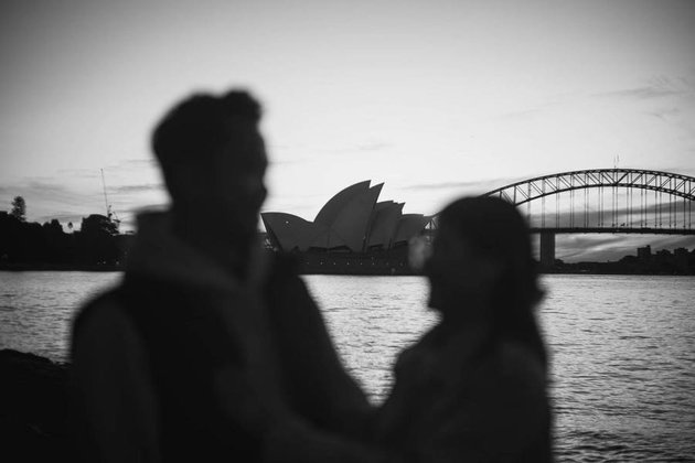 7 Romantic Moments of Anthony Ginting Proposing to Mitzy Abigail in Australia, Accompanied by Beautiful Sunset