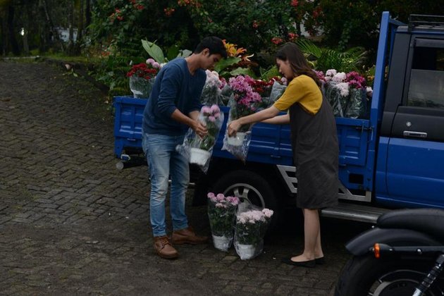 7 Romantic Moments of Dewa and Nana in the TV Series 'BUKU HARIAN SEORANG ISTRI' while Picking Flowers in a Pickup Truck, Helping Each Other - Couple Goals