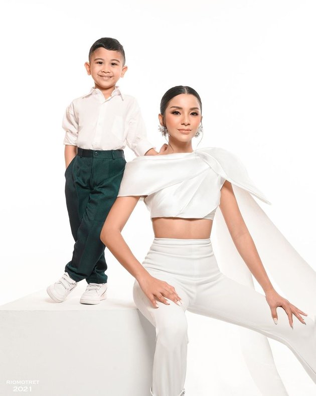 7 Photoshoots of Kirana Larasti with Her Son, Matching in White Outfits - Kyo's Smile Attracts Attention, Very Handsome