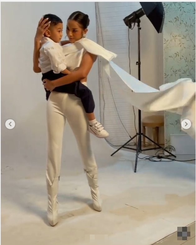 7 Photoshoots of Kirana Larasti with Her Son, Matching in White Outfits - Kyo's Smile Attracts Attention, Very Handsome