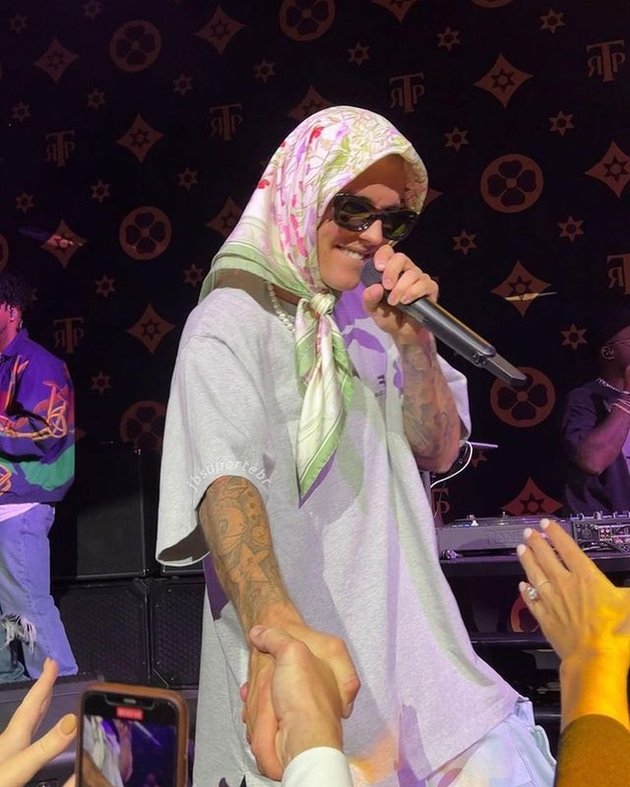 7 Appearances of Justin Bieber Wearing a Hijab During a Concert, Netizens Mockingly Commenting on His Spiritual Journey and Giving Him the Name 'Justinah Bieberiah'
