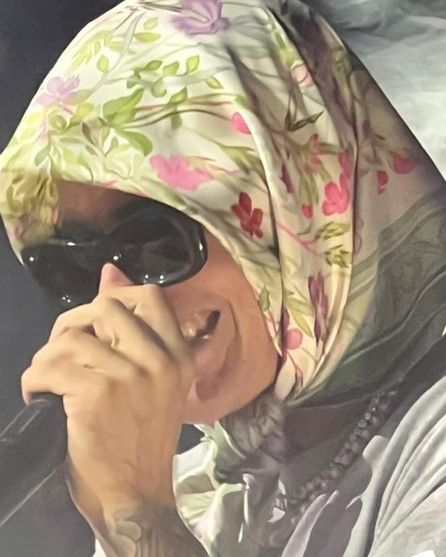 7 Appearances of Justin Bieber Wearing a Hijab During a Concert, Netizens Mockingly Commenting on His Spiritual Journey and Giving Him the Name 'Justinah Bieberiah'