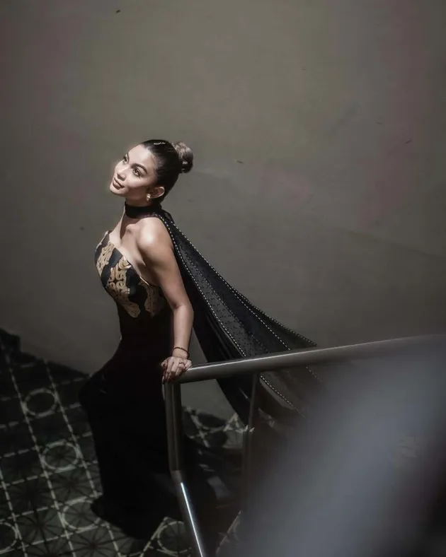 Ariel Tatum pakai batik Papua
