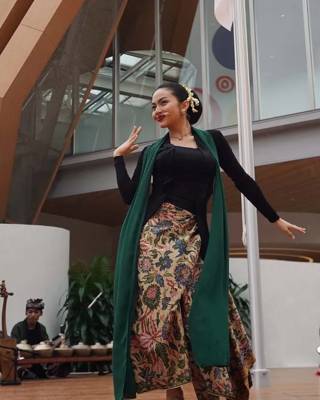 Ariel Tatum menari jaipong