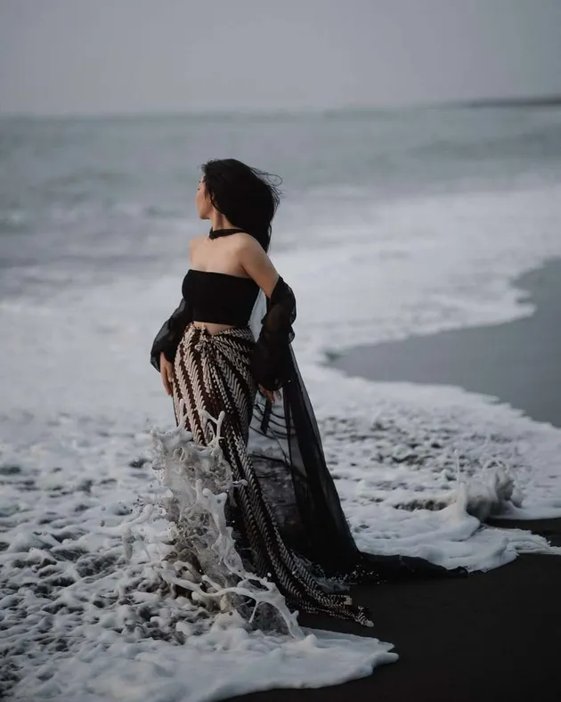 Ariel Tatum pakai batik di pantai