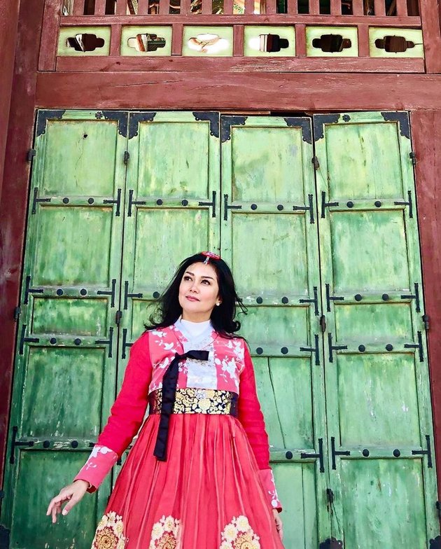 7 Pesona Bella Saphira in Korea, Her Smile is Sweet & More Beautiful Wearing Hanbok