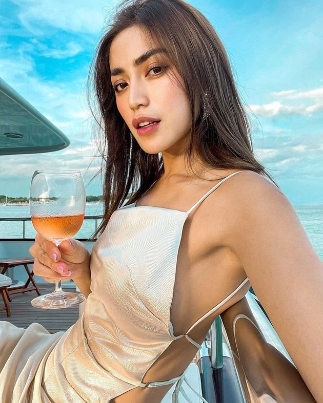 7 Charms of Jessica Iskandar in Backless Dress, Elegant and Hot