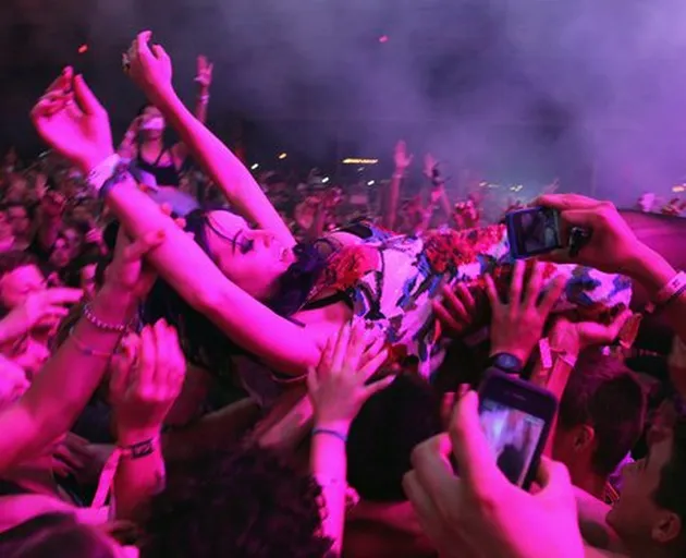 7 Popstar Dunia Ini Pernah Lakukan \'Crowd Surfing\', Gokil!
