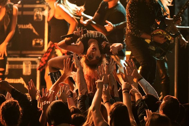 7 Popstar Dunia Ini Pernah Lakukan \&#039;Crowd Surfing\&#039;, Gokil!