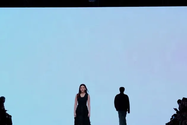 Potret Aaliyah Massaid tampil di runway