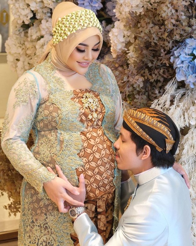 7 Portraits of Aurel Hermansyah's Luxurious Seven-Month Event, Beautiful Pregnant Woman in Green Kebaya - Atta Repeatedly Kisses Wife's Stomach