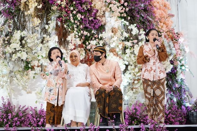 7 Portraits of Aurel Hermansyah's Luxurious Seven-Month Event, Beautiful Pregnant Woman in Green Kebaya - Atta Repeatedly Kisses Wife's Stomach