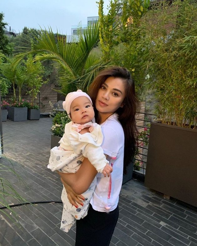 7 Pictures of Adinda Bakrie Taking Care of Baby Korra, Doing Yoga and Wearing a Bikini by the Pool - Such a Hot Mom!