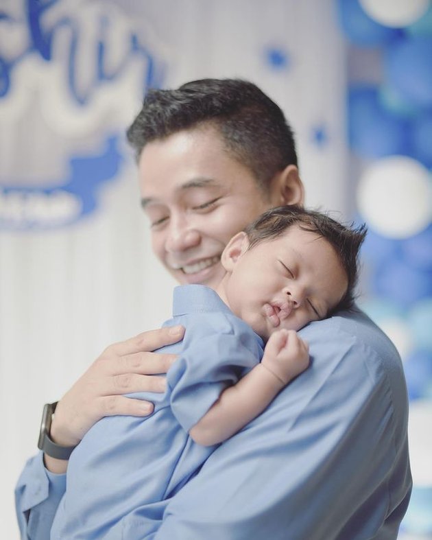 7 Portraits of Adly Fairuz When Carrying a Child, Handsome Hot Daddy Who is Always Alert
