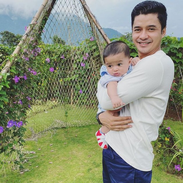 7 Portraits of Adly Fairuz When Carrying a Child, Handsome Hot Daddy Who is Always Alert