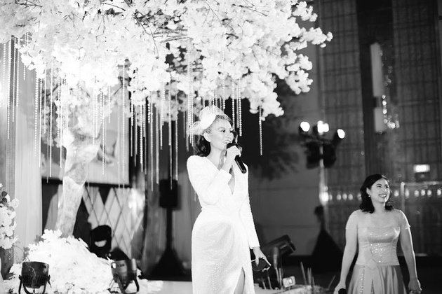 7 Portraits of Agnez Mo at a Wedding, Wearing a Classic Style High Slit White Dress - Equally Beautiful as the Bride