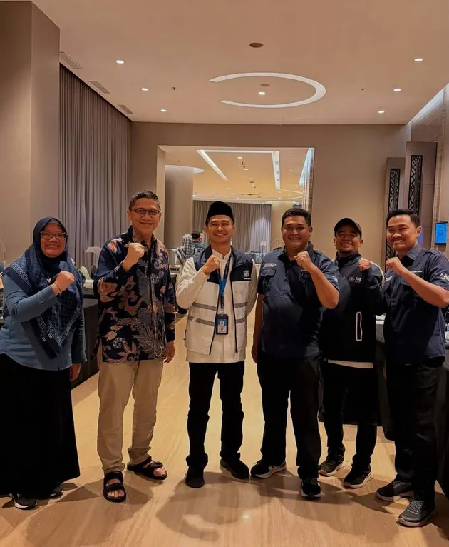 7 Portraits of Aiman Ricky as a Hajj Service Officer, Looking Sincere ...