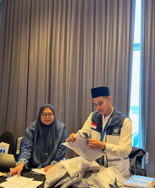 7 Portraits of Aiman Ricky as a Hajj Service Officer, Looking Sincere ...