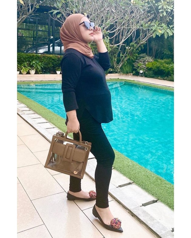 7 Portraits of Aisyahrani, Syahrini's Younger Sister, Showing Her Growing Baby Bump in Her Second Pregnancy