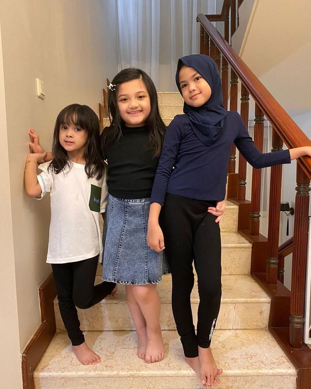 7 Pictures of Aleena, Olla Ramlan's Daughter, who Starts Learning to Wear Hijab Since Childhood - Fashionable Just Like Her Mom