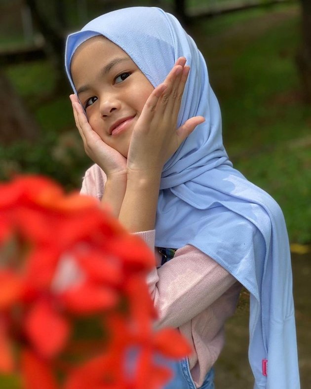 7 Pictures of Aleena, Olla Ramlan's Daughter, who Starts Learning to Wear Hijab Since Childhood - Fashionable Just Like Her Mom