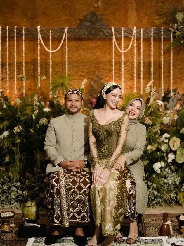 Amanda Zahra dipangku keluarga