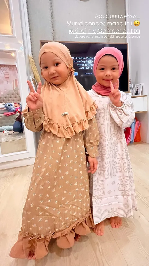 Potret Ameena anak Aurel Hermansyah berangkat mengaji
