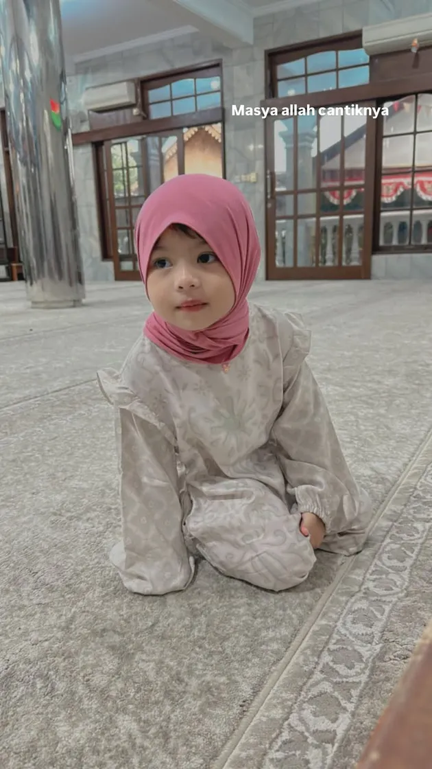 Potret Ameena anak Aurel Hermansyah berangkat mengaji